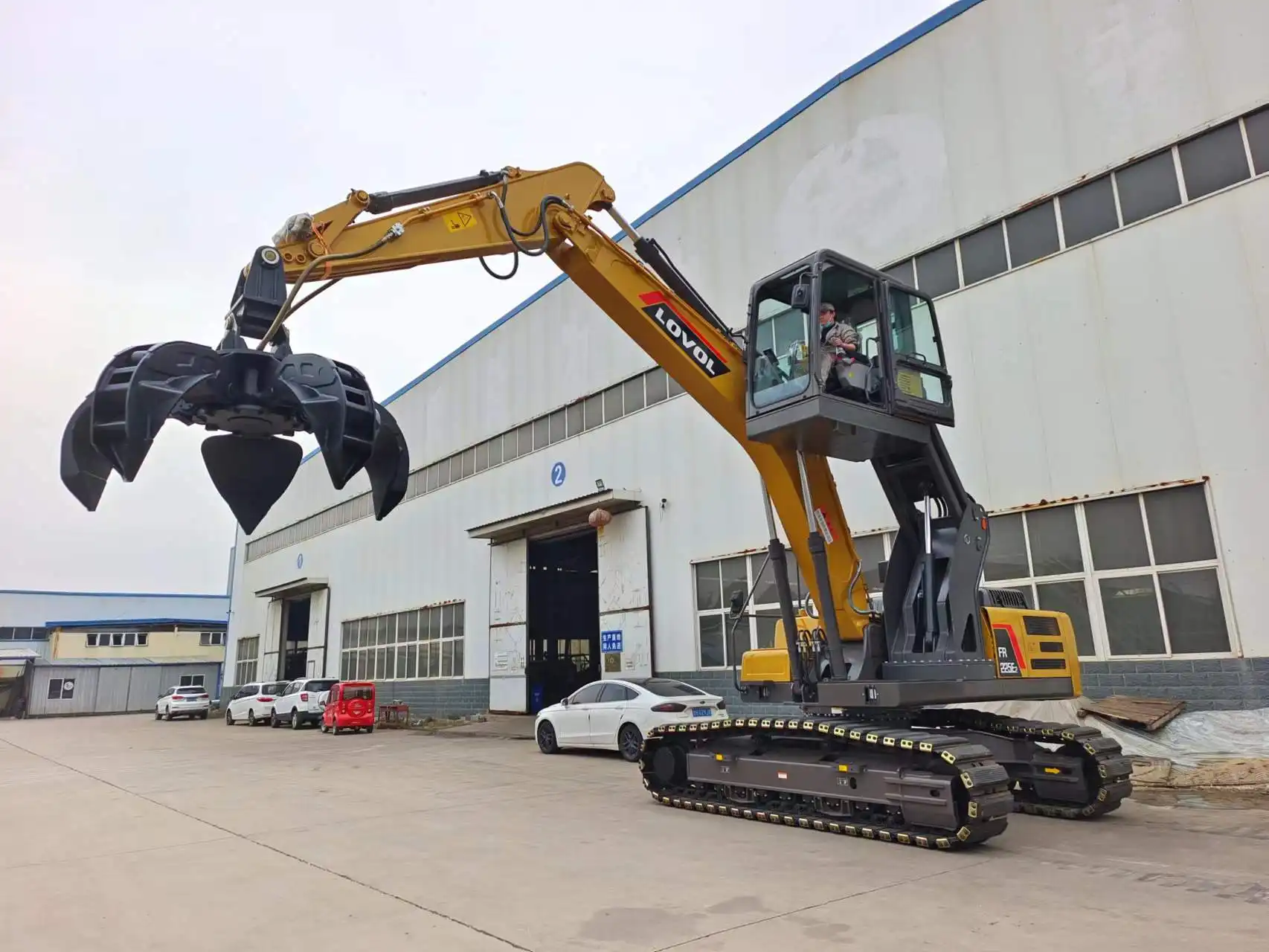What Is the Maximum Opening of an Excavator Grab Arm?
